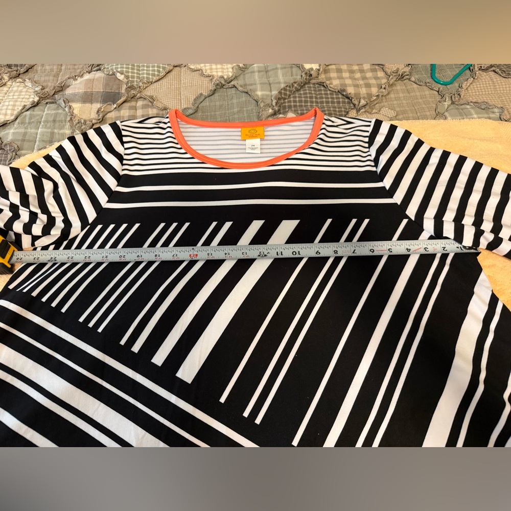 Women’s 2x Top Black and White with Orange scooped neck line